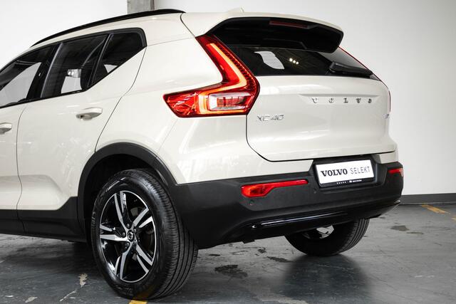 Volvo XC40 B4 Automaat Plus Dark | Verwarmde Voorruit | Semi-Elektrische Trekhaak | Sand Dune | Apple Carplay / Android Auto | Electronic Climate Control | 18" Glossy Black Velgen | Harman Kardon Premium Audio |