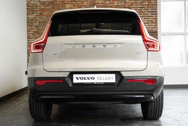 Volvo XC40 B4 Automaat Plus Dark | Verwarmde Voorruit | Semi-Elektrische Trekhaak | Sand Dune | Apple Carplay / Android Auto | Electronic Climate Control | 18" Glossy Black Velgen | Harman Kardon Premium Audio |