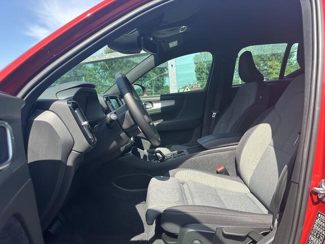Volvo XC40 T4 Plug-in hybrid Core Bright Nederlandse Auto / Camera achter / Stuur + stoelen verwarmd / Carplay / Keyless entry / Cruise control / Parkeersensoren voor + achter /