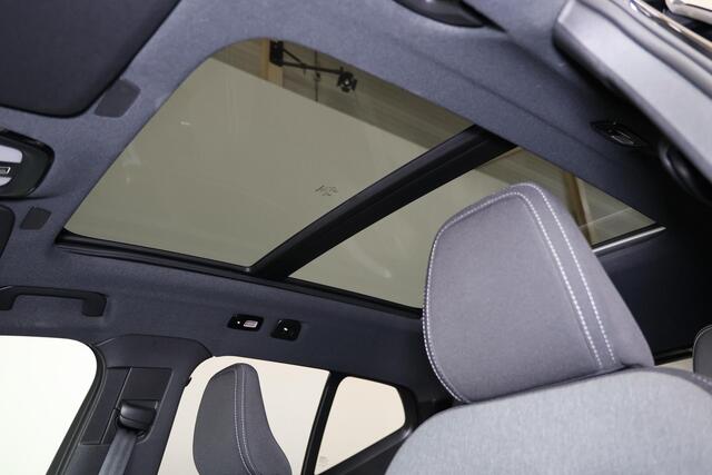 Volvo XC40 2.0 B4 Plus Black Edition Panorama/schuifdak - IntelliSafe Assist & Surround - 360º Camera - Harmon Kardon Audio - Verwarmde voorstoelen, stuur & achterbank - Parkeersensoren voor & achter - Elektr. bedienb. voorstoelen met geheugen links - Draadloze tel.