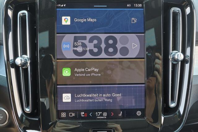 Volvo XC40 2.0 B4 Plus Black Edition Panorama/schuifdak - IntelliSafe Assist & Surround - 360º Camera - Harmon Kardon Audio - Verwarmde voorstoelen, stuur & achterbank - Parkeersensoren voor & achter - Elektr. bedienb. voorstoelen met geheugen links - Draadloze tel.