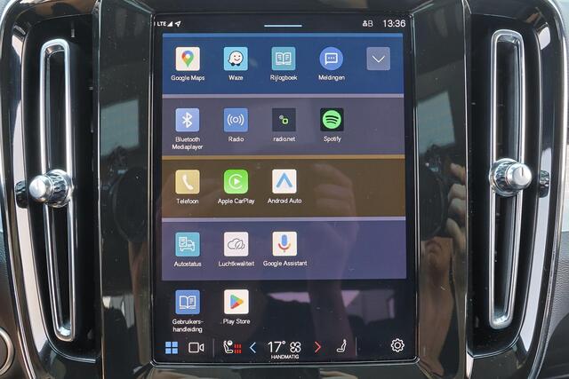 Volvo XC40 2.0 B4 Plus Black Edition Panorama/schuifdak - IntelliSafe Assist & Surround - 360º Camera - Harmon Kardon Audio - Verwarmde voorstoelen, stuur & achterbank - Parkeersensoren voor & achter - Elektr. bedienb. voorstoelen met geheugen links - Draadloze tel.