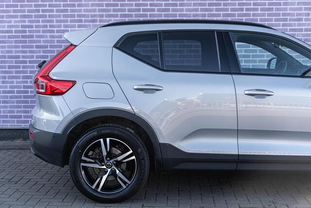 Volvo XC40 B4 Aut. Plus Dark | Google | Adaptieve Cruise | Trekhaak | Standkachel | 360º Camera | Elek. Stoelen | Stuurverwarming | Memory | Keyless | Stoelverwarming Voor + Achter | Getint Glas | Elek. Achterklep |