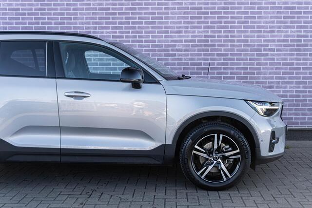 Volvo XC40 B4 Aut. Plus Dark | Google | Adaptieve Cruise | Trekhaak | Standkachel | 360º Camera | Elek. Stoelen | Stuurverwarming | Memory | Keyless | Stoelverwarming Voor + Achter | Getint Glas | Elek. Achterklep |