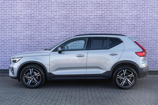 Volvo XC40 B4 Aut. Plus Dark | Google | Adaptieve Cruise | Trekhaak | Standkachel | 360º Camera | Elek. Stoelen | Stuurverwarming | Memory | Keyless | Stoelverwarming Voor + Achter | Getint Glas | Elek. Achterklep |