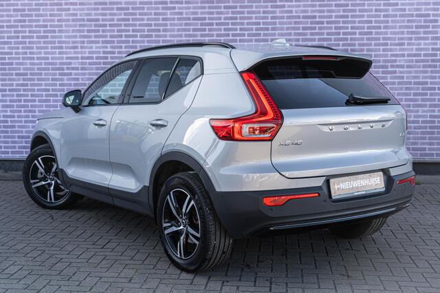 Volvo XC40 B4 Aut. Plus Dark | Google | Adaptieve Cruise | Trekhaak | Standkachel | 360º Camera | Elek. Stoelen | Stuurverwarming | Memory | Keyless | Stoelverwarming Voor + Achter | Getint Glas | Elek. Achterklep |