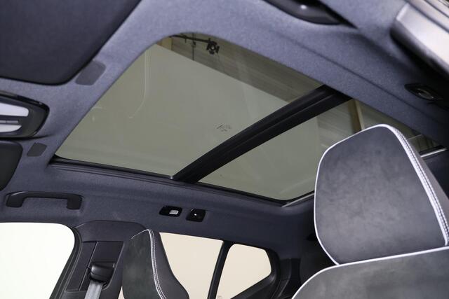 Volvo XC40 Recharge Twin Ultimate 78 kWh - Panorama/schuifdak - IntelliSafe Assist & Surround - 360º Camera - Harman/Kardon audio - Verwarmde voorstoelen & stuur - Parkeersensoren voor & achter - Elektr. bedienb. voorstoelen met geheugen links - Draadloze tel. lader