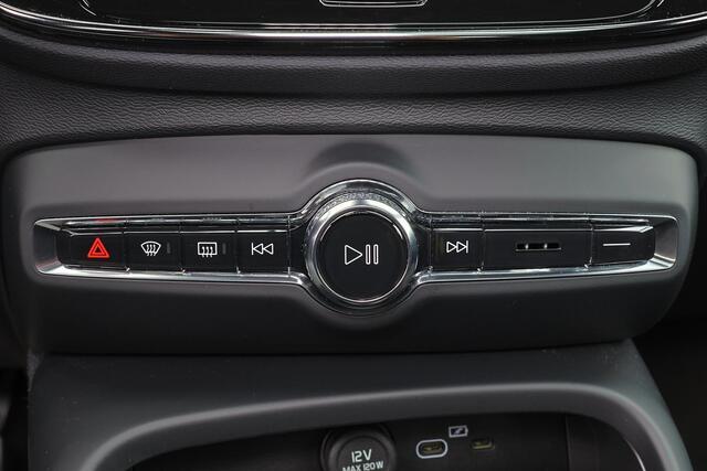 Volvo XC40 Recharge Twin Ultimate 78 kWh - Panorama/schuifdak - IntelliSafe Assist & Surround - 360º Camera - Harman/Kardon audio - Verwarmde voorstoelen & stuur - Parkeersensoren voor & achter - Elektr. bedienb. voorstoelen met geheugen links - Draadloze tel. lader