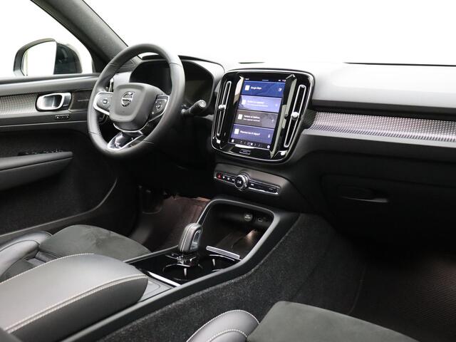 Volvo XC40 Recharge Twin Pro / Panorama dak / Harman en Kardon audio / Trekhaak / Elektrisch verstelbare stoelen / Camera rondom /