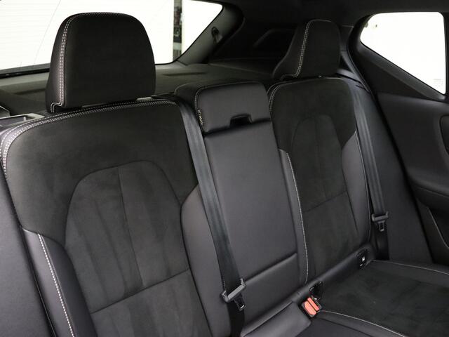 Volvo XC40 Recharge Twin Pro / Panorama dak / Harman en Kardon audio / Trekhaak / Elektrisch verstelbare stoelen / Camera rondom /