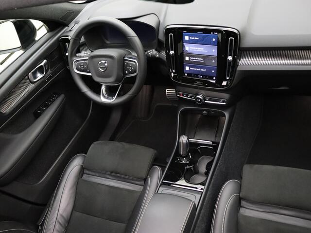 Volvo XC40 Recharge Twin Pro / Panorama dak / Harman en Kardon audio / Trekhaak / Elektrisch verstelbare stoelen / Camera rondom /