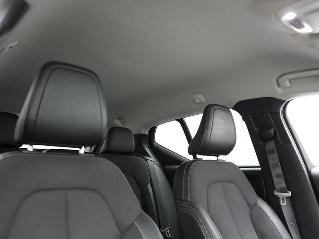 Volvo XC40 T4 Momentum Automaat 191pk Dealer O.H | Adaptive Cruise | Harman Kardon | Camera | Lederen Sportstoelen Verwarmd | LED | Pilot Assist | Navigatie | Virtual | DAB |