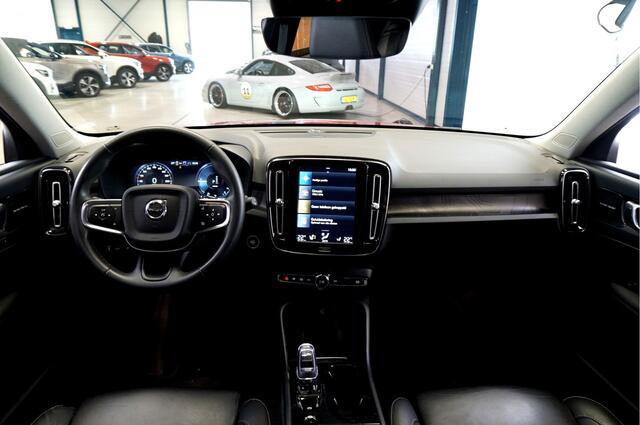Volvo XC40 1.5 T5 Plug-in Hybrid 193kW/262pk DCT7 Plus Dark Facelift!! NAPPA LEDER + CRUISE + 360 CAMERA + NAVI SENSUS + LANE ASSIST + EL.STOELEN + STOELVERWARMING V&A + STUURVERWARMING + KEYLESS ENTRY&GO + PARKSENSOREN V&A + 18" LM-VELGEN!!