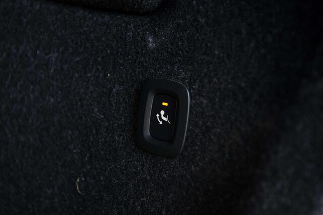 Volvo XC40 2.0 B4 Plus Dark | Trekhaak | Adaptive Cruise Control | Dode hoek detectie BLIS | Harman/Kardon audio | Elektrische stoelverstelling | Stoel- en stuurverwarming | Verwarmde Voorruit |