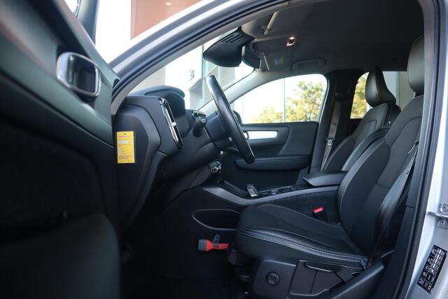 Volvo XC40 T4 Momentum | Keyless Entry| Elektrisch bedienbare achterklep| Parkeersensoren voor + achter met achteruitrijcamera| Semi- elektrisch inklapbare trekhaak| Verwarmbare voorstoelen| DAB+|