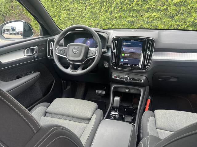 Volvo XC40 B4 Plus Dark Trekhaak | Pilot Assist | Camera | Stuurverwarming | BLIS | H&K Audio | Keyless