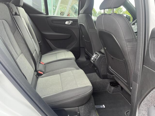 Volvo XC40 B4 Plus Dark Trekhaak | Pilot Assist | Camera | Stuurverwarming | BLIS | H&K Audio | Keyless