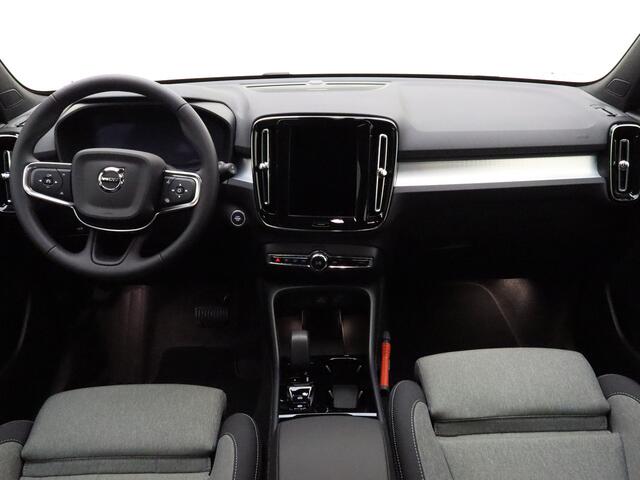 Volvo XC40 B4 211pk Plus Dark / Harman en Kardon audio / Keyless entry / Elektr. stoelen / Trekhaak / Stoel /- en stuurverwarming / Camera /