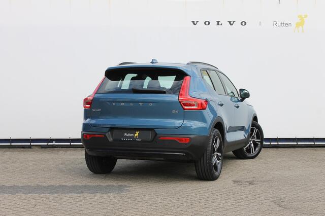 Volvo XC40 B4 211PK Automaat Plus Dark Google Infotainment / Semi elektrisch wegklapbare trekhaak / Verwarmbare voorruit / Harman Kardon Audio installatie / Elektrisch bedienbare voorstoelen
