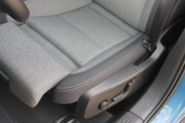 Volvo XC40 B4 211PK Automaat Plus Dark Google Infotainment / Semi elektrisch wegklapbare trekhaak / Verwarmbare voorruit / Harman Kardon Audio installatie / Elektrisch bedienbare voorstoelen