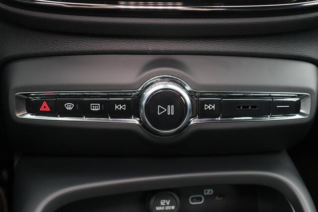 Volvo XC40 Single Motor Extended Range Plus 82 kWh - IntelliSafe Assist & Surround - Parkeercamera - Verwarmde voorstoelen & stuur - Parkeersensoren voor & achter - Draadloze tel. lader - Extra getint glas - 19' LMV met all season banden