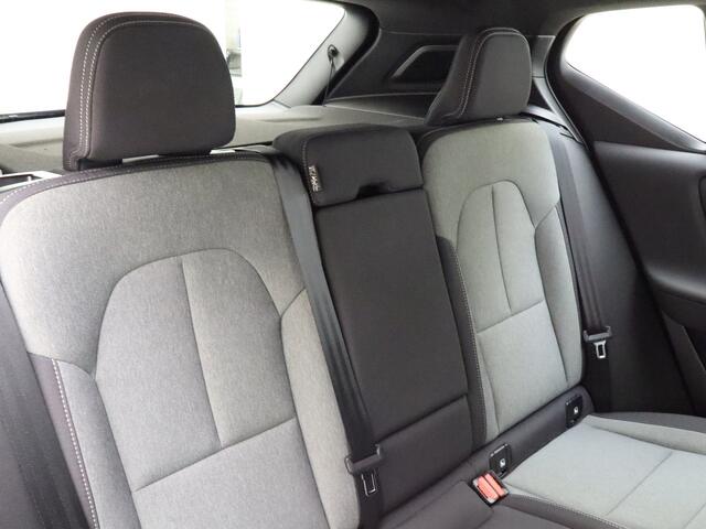 Volvo XC40 B4 211pk Plus Dark / Harman&Kardon / El. Trekhaak / El. Stoelen / Stoel + Stuurw. Verwarming / BLIS / ACC / PDC + CAM / Verw. Voorruit /