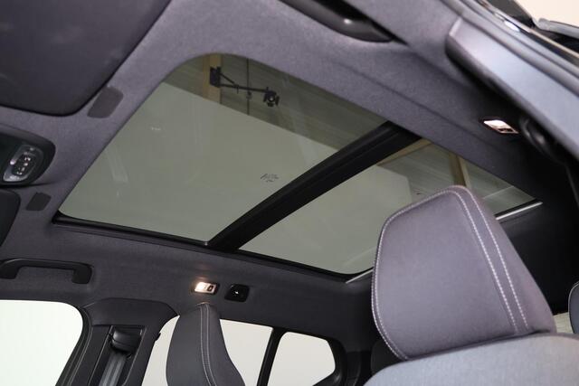 Volvo XC40 T5 Recharge Plus Dark - Panorama/schuifdak - IntelliSafe Assist - Harman/Kardon audio - Parkeercamera achter - Verwarmde voorstoelen & stuur - Parkeersensoren voor & achter - Elektr. bedienb. voorstoelen met geheugen links - Draadloze tel. lader - Extra g