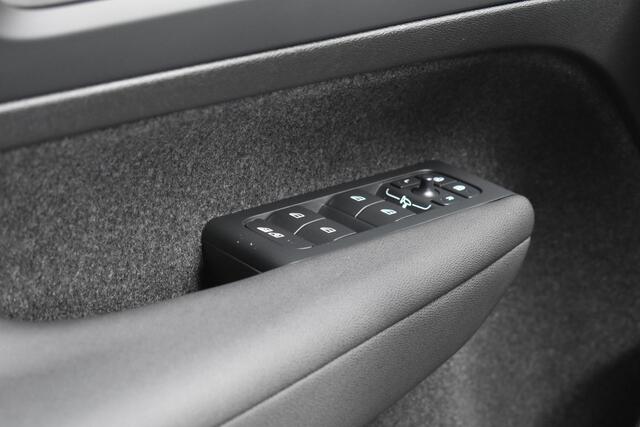 Volvo XC40 Extended Range 252PK Plus 82 kWh | Trekhaak | Stoelverwarming | Keyless |