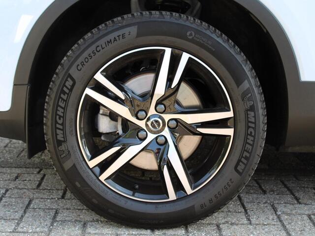 Volvo XC40 2.0 B4 Plus Dark Automaat / Trekhaak / Harman Kardon / All-Season Banden / Voorraam verwarmd