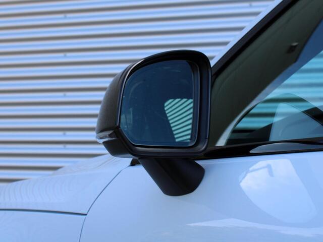 Volvo XC40 2.0 B4 Plus Dark Automaat / Trekhaak / Harman Kardon / All-Season Banden / Voorraam verwarmd