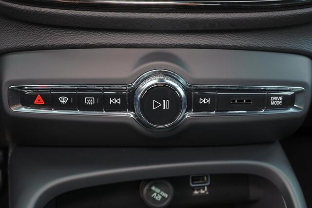 Volvo XC40 T5 Recharge Plus Dark - IntelliSafe Assist - 360º Camera - Harman/Kardon audio - Verwarmde voorstoelen & stuur - Parkeersensoren voor & achter - Elektr. bedienb. voorstoelen met geheugen links - Extra getint glas - 19' LMV