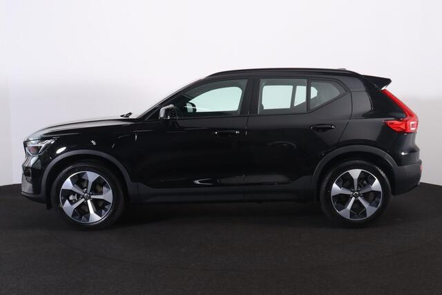 Volvo XC40 B4 Plus Dark - IntelliSafe Assist & Surround - Harman/Kardon audio - Parkeercamera achter - Verwarmde voorstoelen & stuur - Parkeersensoren voor & achter - Elektr. bedienb. voorstoelen met geheugen links - Draadloze tel. lader - Elektr. inklapbare trekhaa