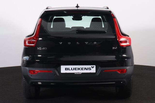 Volvo XC40 B4 Plus Dark - IntelliSafe Assist & Surround - Harman/Kardon audio - Parkeercamera achter - Verwarmde voorstoelen & stuur - Parkeersensoren voor & achter - Elektr. bedienb. voorstoelen met geheugen links - Draadloze tel. lader - Elektr. inklapbare trekhaa