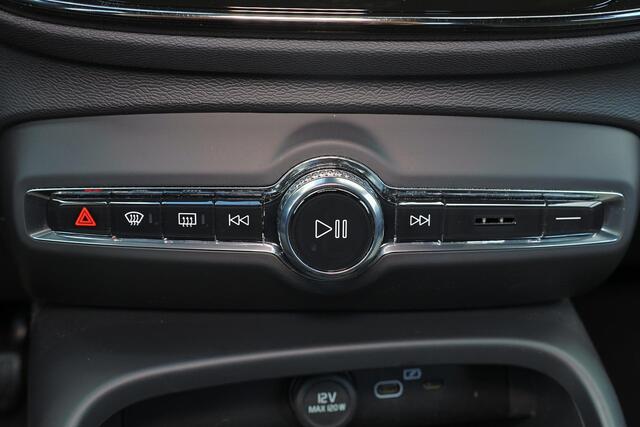 Volvo XC40 B4 Plus Dark - IntelliSafe Assist & Surround - Harman/Kardon audio - Parkeercamera achter - Verwarmde voorstoelen & stuur - Parkeersensoren voor & achter - Elektr. bedienb. voorstoelen met geheugen links - Draadloze tel. lader - Elektr. inklapbare trekhaa