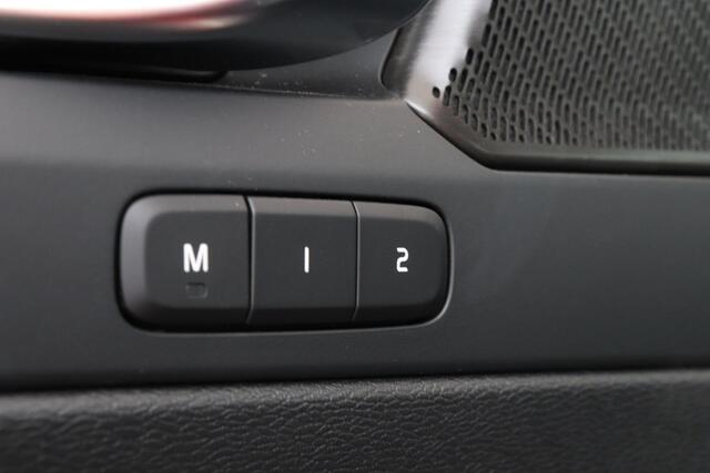 Volvo XC40 B4 (M-HYBRID) PLUS DARK -CAMERA|ADAP.CRUISE|VERW.VOORRUIT|TREKHAAK|HARMAN/KARDON