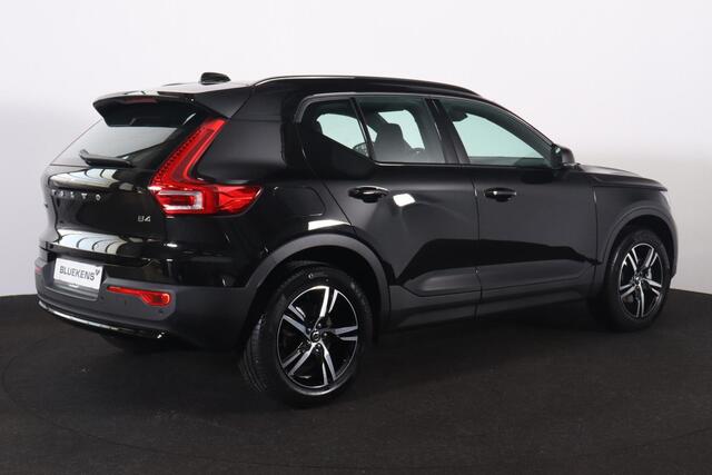 Volvo XC40 B4 Plus Dark - IntelliSafe Assist & Surround - Harman/Kardon audio - Parkeercamera achter - Verwarmde voorstoelen & stuur - Parkeersensoren voor & achter - Elektr. bedienb. voorstoelen met geheugen links - Draadloze tel. lader - Elektr. inklapbare trekhaa