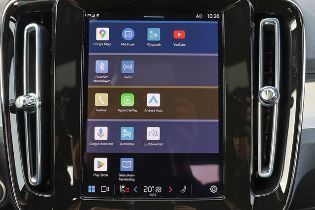 Volvo XC40 B4 Plus Dark - IntelliSafe Assist & Surround - Harman/Kardon audio - Parkeercamera achter - Verwarmde voorstoelen & stuur - Parkeersensoren voor & achter - Elektr. bedienb. voorstoelen met geheugen links - Draadloze tel. lader - Elektr. inklapbare trekhaa