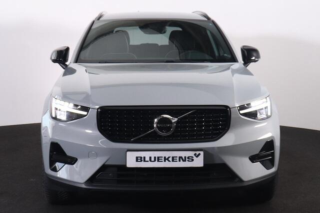 Volvo XC40 T5 Recharge Plus Dark - IntelliSafe Assist - 360º Camera - Harman/Kardon audio - Verwarmde voorstoelen & stuur - Parkeersensoren voor & achter - Elektr. bedienb. voorstoelen met geheugen links - Draadloze tel. lader - Extra getint glas - 19' LMV