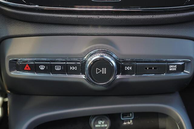 Volvo XC40 T5 Recharge Plus Dark - IntelliSafe Assist - 360º Camera - Harman/Kardon audio - Verwarmde voorstoelen & stuur - Parkeersensoren voor & achter - Elektr. bedienb. voorstoelen met geheugen links - Draadloze tel. lader - Extra getint glas - 19' LMV