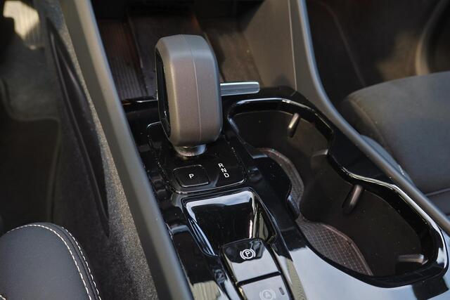 Volvo XC40 T5 Recharge Plus Dark - IntelliSafe Assist - 360º Camera - Harman/Kardon audio - Verwarmde voorstoelen & stuur - Parkeersensoren voor & achter - Elektr. bedienb. voorstoelen met geheugen links - Draadloze tel. lader - Extra getint glas - 19' LMV