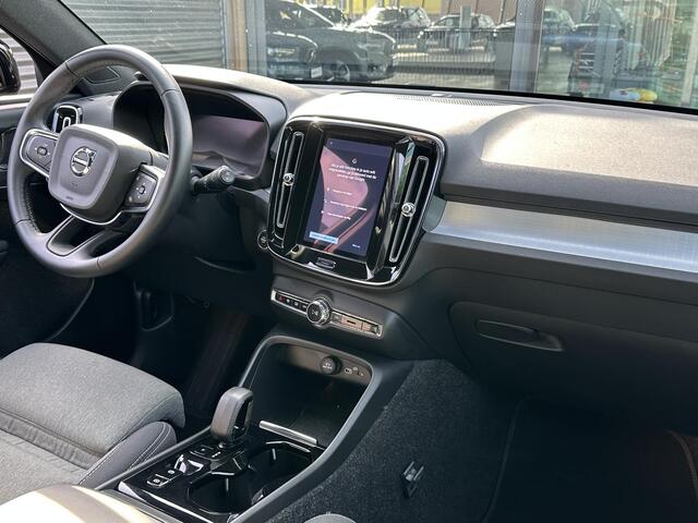 Volvo XC40 2.0 B4 Plus Dark / Trekhaak / Harman Kardon / Elek. verstelbare stoelen / Stuur+stoelen verwarmd / BLIS / Camera achter / Keyless /