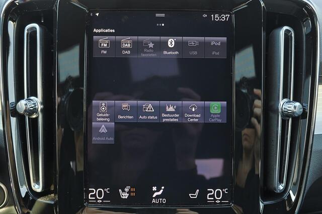 Volvo XC40 T5 Recharge Plus Dark - IntelliSafe Assist - 360º Camera - Harman/Kardon audio - Verwarmde voorstoelen & stuur - Parkeersensoren voor & achter - Elektr. bedienb. voorstoelen met geheugen links - Draadloze tel. lader - Extra getint glas - 19' LMV