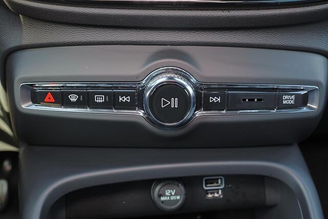 Volvo XC40 T5 Recharge Plus Dark - IntelliSafe Assist - 360º Camera - Harman/Kardon audio - Verwarmde voorstoelen & stuur - Parkeersensoren voor & achter - Elektr. bedienb. voorstoelen met geheugen links - Draadloze tel. lader - Extra getint glas - 19' LMV