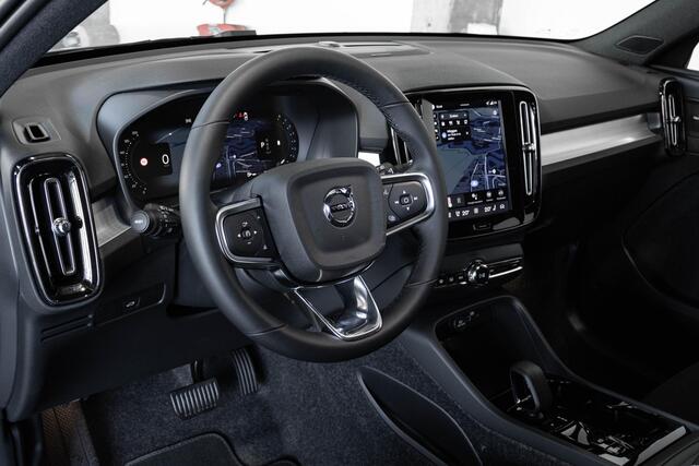 Volvo XC40 B4 Plus Black Edition | 360° Parkeercamera | Panorama dak | Semi-Electrische Wegklapbare Trekhaak | Harman Kardon Premium Audio | Stoelverwarming | Parkeersensoren voor + achter | Google Infotainment | Stuurwielverwarming