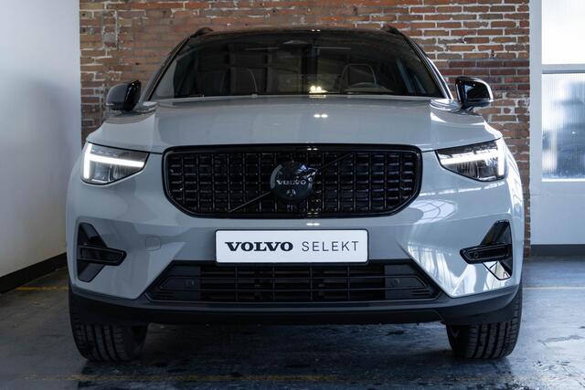 Volvo XC40 B4 Plus Black Edition | 360° Parkeercamera | Panorama dak | Semi-Electrische Wegklapbare Trekhaak | Harman Kardon Premium Audio | Stoelverwarming | Parkeersensoren voor + achter | Google Infotainment | Stuurwielverwarming