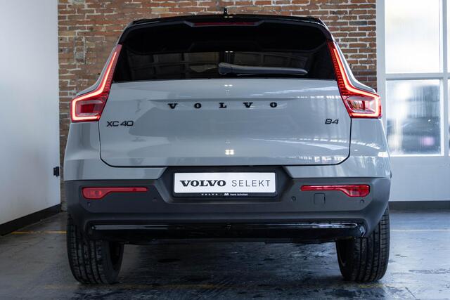 Volvo XC40 B4 Plus Black Edition | 360° Parkeercamera | Panorama dak | Semi-Electrische Wegklapbare Trekhaak | Harman Kardon Premium Audio | Stoelverwarming | Parkeersensoren voor + achter | Google Infotainment | Stuurwielverwarming