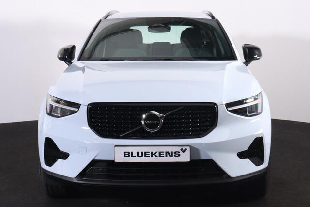 Volvo XC40 B4 Plus Dark - IntelliSafe Assist & Surround - Harman/Kardon audio - Parkeercamera achter - Verwarmde voorstoelen & stuur - Parkeersensoren voor & achter - Elektr. bedienb. voorstoelen met geheugen links - Draadloze tel. lader - Elektr. inklapbare trekhaa