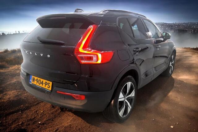 Volvo XC40 1.5 T4 155kW/211pk DCT7 Recharge R-Design PANORAMADAK + HARMAN/KARDON + LEER/ALCANTARA + EL.STOEL MET MEMORY + STOEL-&STUURVERWARMING + ADAPT.CRUISE + LANE ASSIST + NAVI SENSUS + KEYLESS ENTRY&GO + CAMERA + PARKSENSOREN V&A + 19" LM-VELGEN!!