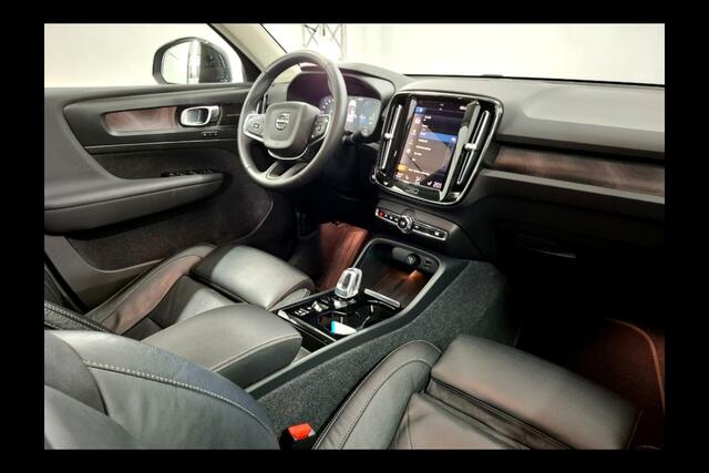 Volvo XC40 1.5 T5 Plug-in Hybrid 193kW/262pk DCT7 Ultimate Dark PANORAMADAK + HARMAN/KARDON + EL.TREKHAAK + ADAPT.CRUISE + PILOT ASSIST + NAVI SENSUS + BLIS + LANE ASSIST + EL.STOELEN + STOEL-&STUURVERWARMING + CAMERA + KEYLESS + PARKSENSOREN V&A + 19" LM-VELGEN!!