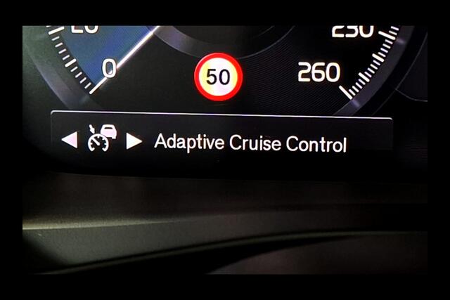 Volvo XC40 1.5 T5 Plug-in Hybrid 193kW/262pk DCT7 Ultimate Dark PANORAMADAK + HARMAN/KARDON + EL.TREKHAAK + ADAPT.CRUISE + PILOT ASSIST + NAVI SENSUS + BLIS + LANE ASSIST + EL.STOELEN + STOEL-&STUURVERWARMING + CAMERA + KEYLESS + PARKSENSOREN V&A + 19" LM-VELGEN!!